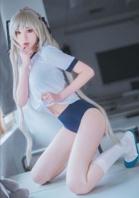车里教练一口咬住我的奶_720神马在线观看